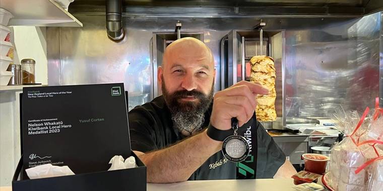 Türk kebapçı Yeni Zelanda'da 'Yılın yerel kahramanı' ödülü aldı