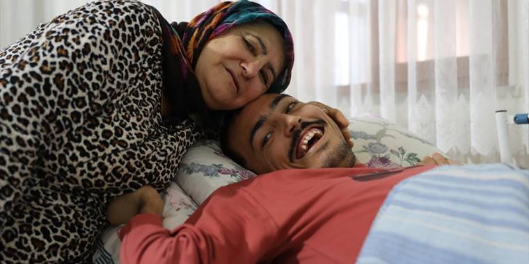 Fedakar anne ömrünü engelli oğluna adadı