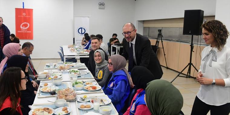 AÜ Rektörü Prof. Dr. Erdal, engelli öğrencilerle bir araya geldi