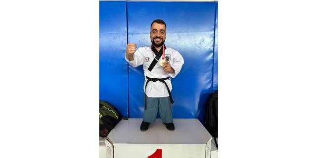Eskişehirli Burak Sakçı, İzmir'deki tekvando şampiyonasından altın madalyayla döndü