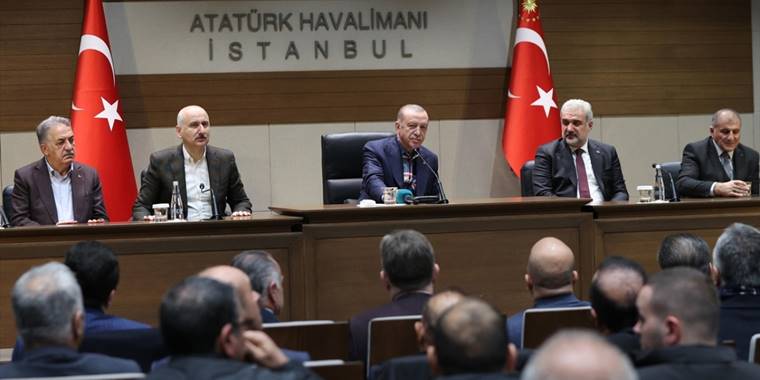 Cumhurbaşkanı Erdoğan, İstanbul'da minibüs odaları başkanları ve şoförleriyle buluştu