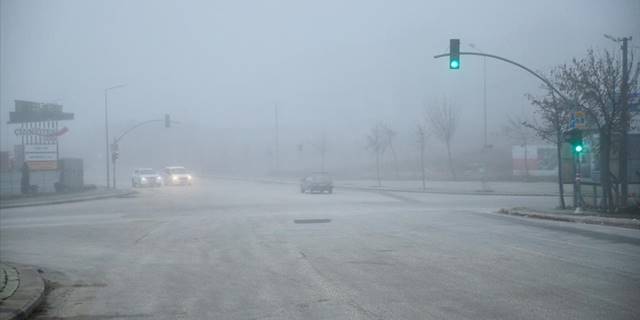 Eskişehir'de yoğun sis, görüş mesafesini düşürüyor