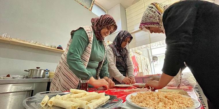 Kadınların hazırladığı yiyecekler "Hatunlar Sofrası"nda kazanca dönüşüyor