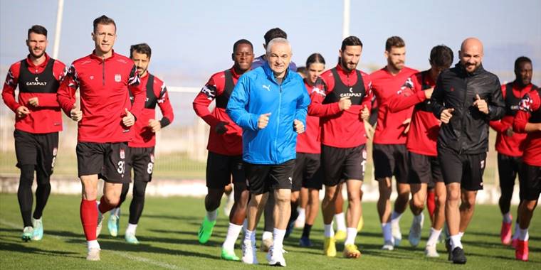 Sivasspor hazırlıklarını Antalya'da sürdürüyor