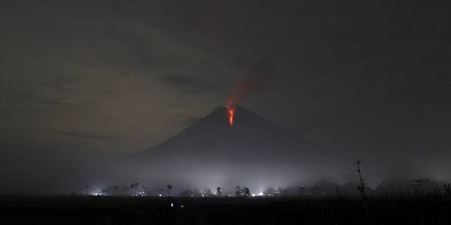 Endonezya'da Semeru Yanardağı'nın faaliyete geçmesi üzerine yaklaşık 2 bin kişi tahliye edildi
