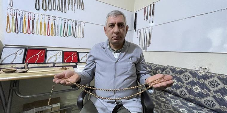 Mevlevi tespihleri son ustalarının elinde şekilleniyor