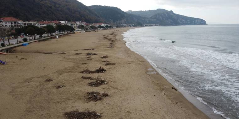 Bartın'da sağanakla sürüklenen atıklar İnkumu sahilinde kirliliğe yol açtı
