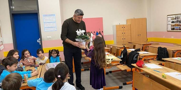 Düzce'de deprem sonrası okullarıyla yeniden buluşan öğrenciler Öğretmenler Günü'nü unutmadı