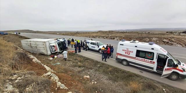 Sivas'ta devrilen kamyondaki bir kişi öldü