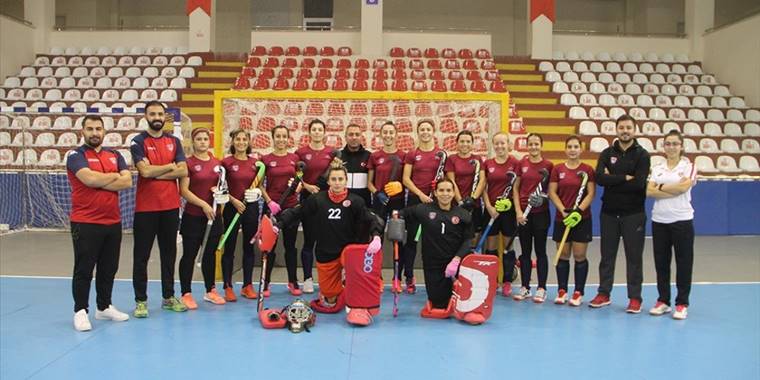 Hedefinde dünya şampiyonası olan Türk hokeyinin geldiği nokta takdir topluyor