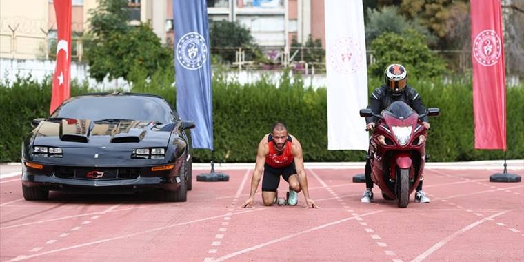 Milli rekortmen atlet Kayhan Özer, spor otomobil ve motosikletle yarıştı