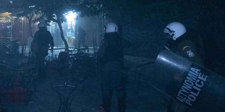 Yunanistan'da polis kurşunuyla ağır yaralanan 16 yaşındaki genç için eylemler devam ediyor