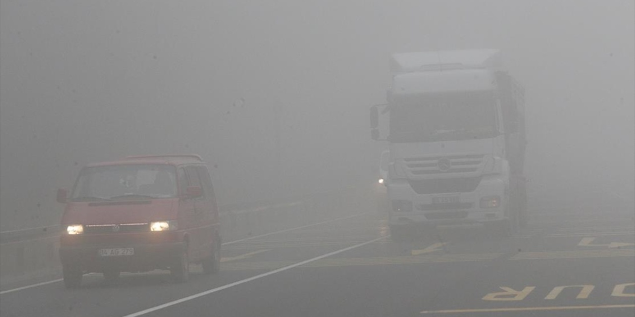Bolu Dağı'nda sis görüş mesafesini azalttı