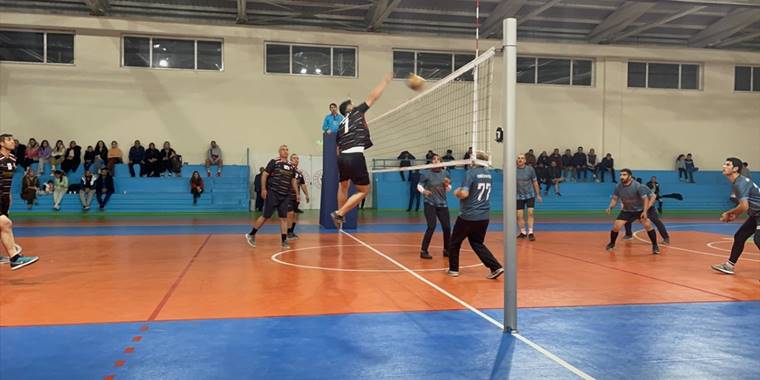 Kaymakam Coşkun, voleybol turnuvasında dereceye girenlere ödüllerini verdi