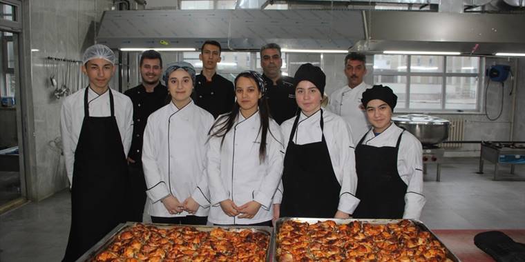 Beypazarı'nda taşımalı eğitim öğrencilerinin yemekleri meslek lisesinin mutfağında pişiriliyor