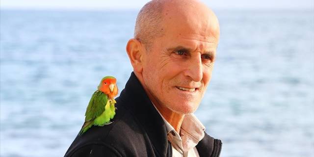 Papağan 'Lara' ile sahibinin dostluğu şaşırtıyor