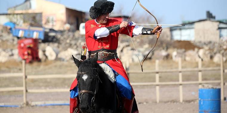 Spor tutkusuyla iki üniversite diploması daha aldı