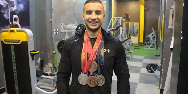 Trafik kazasında iki bacağını kaybeden Mısırlı Adil, halterde 13 madalya topladı