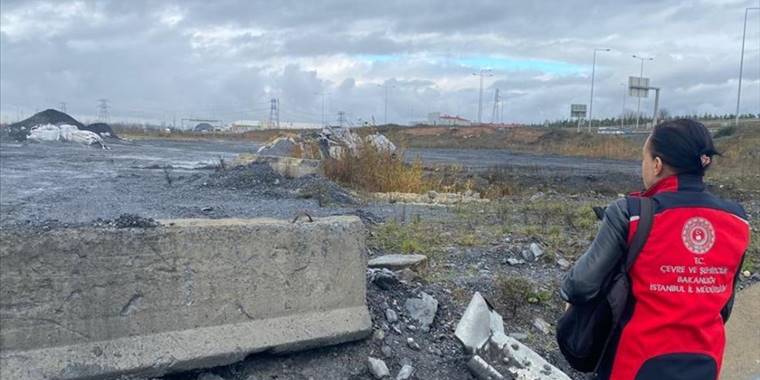 İstanbul Arnavutköy'de çevre kirliliğine neden olan atıklar temizlendi