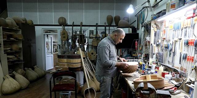 Üniversitede akademisyen atölyede enstrüman ustası