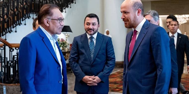 Malezya Başbakanı Enver İbrahim, Dünya Etnospor Konfederasyonu Başkanı Bilal Erdoğan'ı kabul etti