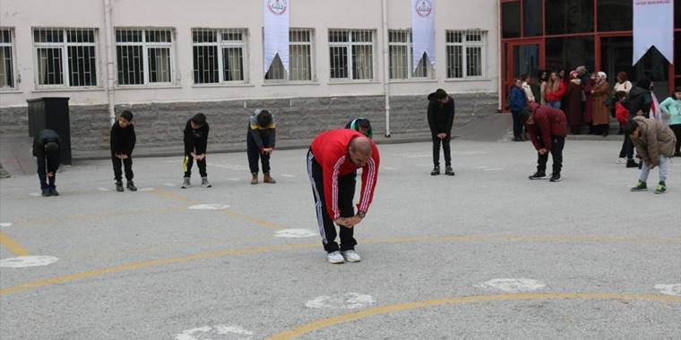 Gölbaşı'nda Gençlik ve Spor İlçe Müdürlüğü öğrencileri sporla buluşturuyor