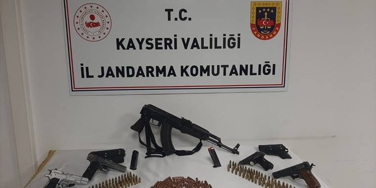 Kayseri'de bir evin bahçesine gömülü uzun namlulu silah ve tabanca ele geçirildi
