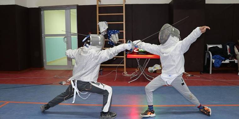 Batmanlı gençler eskrimde milli sporcu olmak için çalışıyor