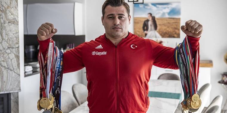 11 kez Avrupa, 5 kez dünya şampiyonu Rıza Kayaalp evinin kapılarını AA'ya açtı