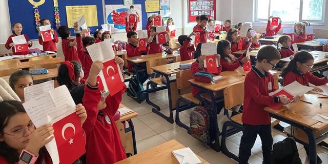 Antalyalı minik öğrenciler ilk mektuplarını terörle mücadele eden Mehmetçik'e yazdı