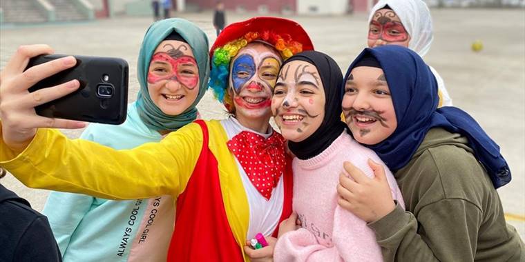 Düzce'de gönüllü gençler depremzede çocukları yalnız bırakmıyor
