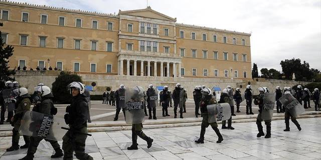 Yunanistan'da bir gencin polis kurşunuyla ağır yaralanmasına ilişkin protestolar sürüyor