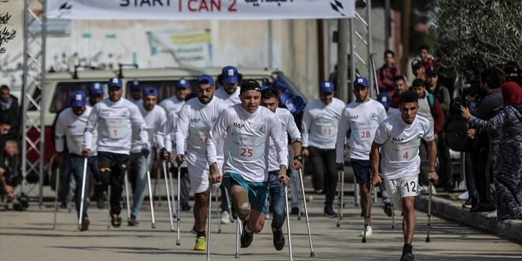 Gazze'de düzenlenen etkinlikte engelliler koltuk değnekleriyle koştu