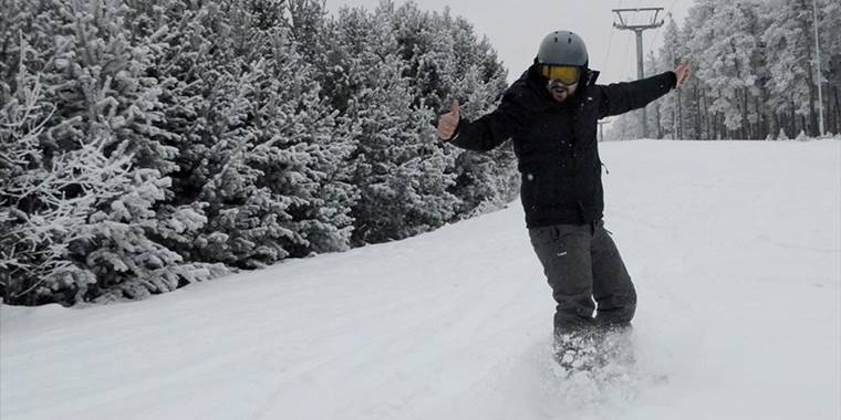Snowboard tutkunları kar kalınlığının 20 santimetreye ulaştığı Cıbıltepe'de kayak yaptı