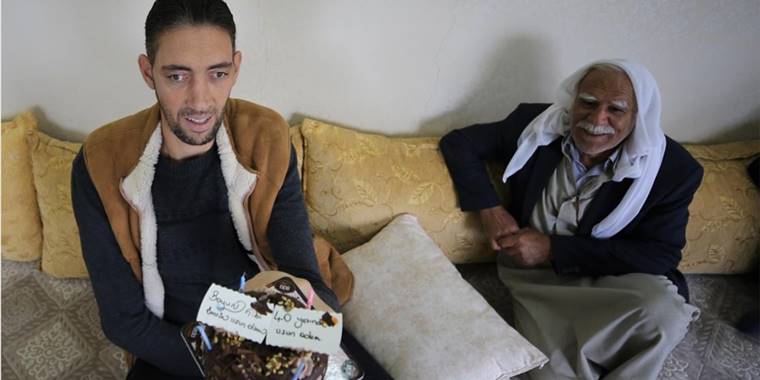 "Dünyanın en uzun adamı"nın doğum günü dileği boyuna uygun otomobil