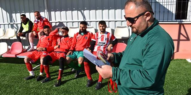 Yollarda kepçe operatörlüğü, yeşil sahada teknik direktörlük yapıyor