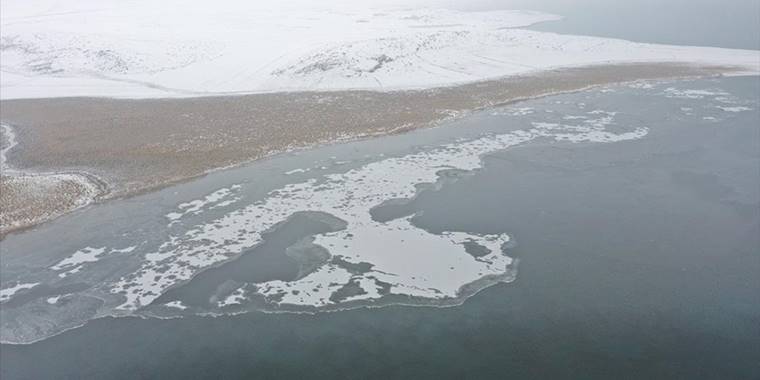 Çıldır Gölü'nün yüzeyi soğuk hava nedeniyle donmaya başladı