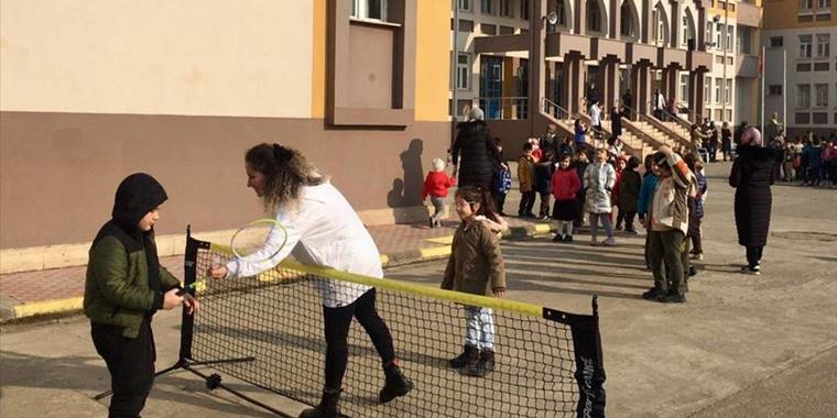 Düzce'de depremin izleri okullardaki etkinlik ve oyun terapileriyle siliniyor