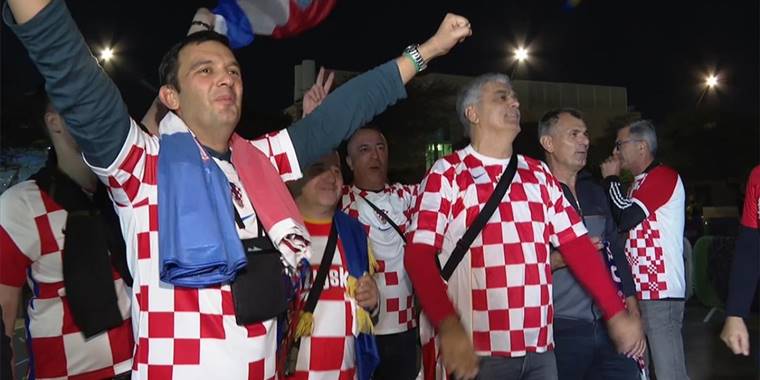 Hırvat taraftarlar, Katar'da yarı finale çıkan takımlarının şampiyonluğuna inanıyor