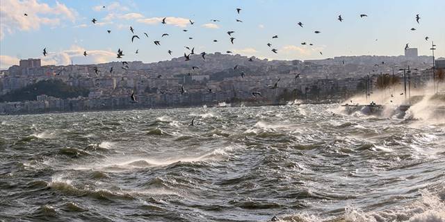 İzmir'de vapur seferleri iptal edildi