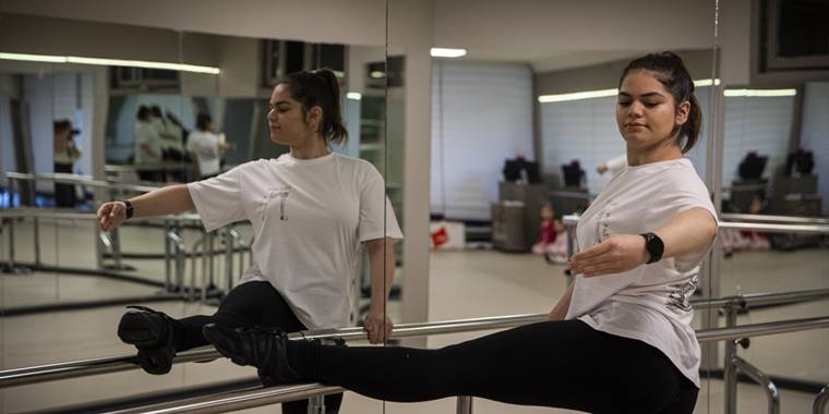 Kırmızı ışıkta geçen sürücünün çarptığı bale eğitmeni 11 ay sonra yeniden ayağa kalktı