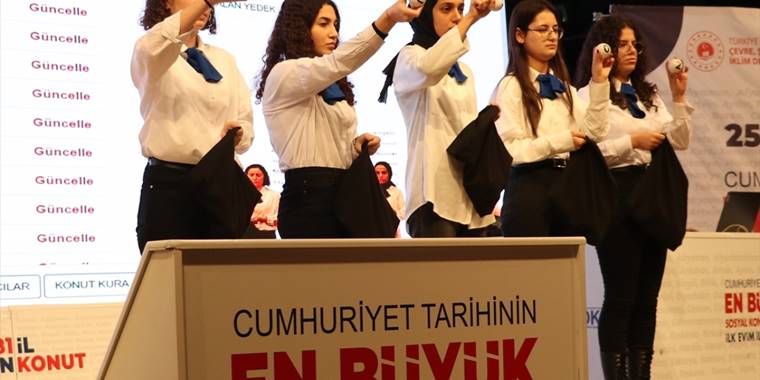 Kayseri'de "İlk Evim, İlk İş Yerim" projesi için konut kura çekimi sürüyor