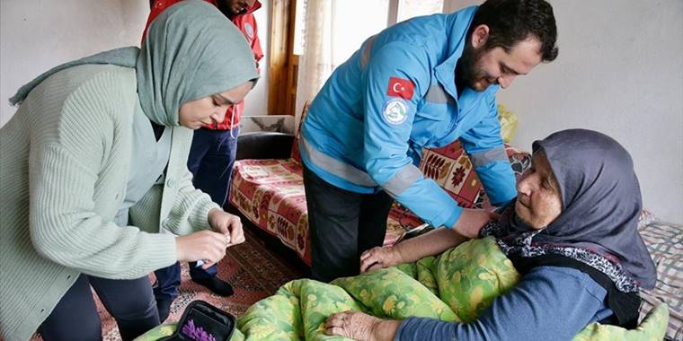 Bolu'da sağlık personeli hastalıkların erken teşhisi için köy köy dolaşıyor
