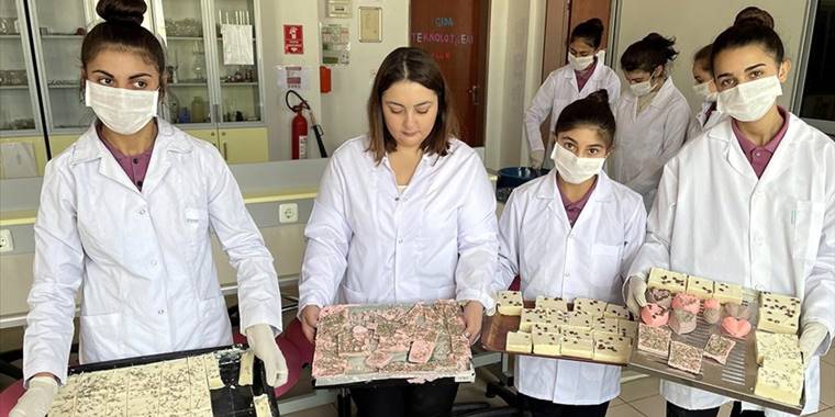 Lise öğrencileri atık yağları hijyen malzemesine dönüştürüyor