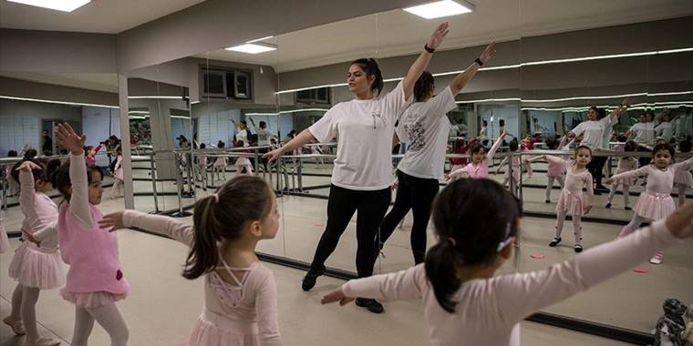 Kırmızı ışıkta geçen sürücünün çarptığı bale eğitmeni 11 ay sonra yeniden ayağa kalktı