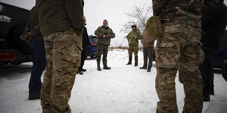 Ukrayna'da cephedeki askerler, arazi araçları sürüş eğitiminden geçiyor