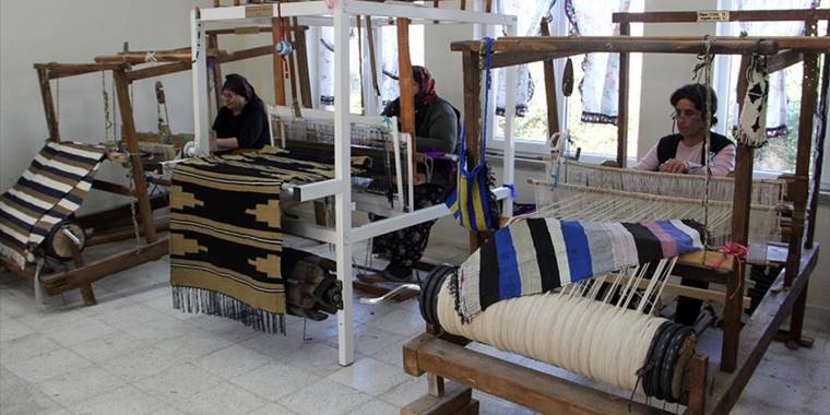 Eskiden çocuklarının eğitim gördüğü binada kilim dokumayı öğreniyorlar