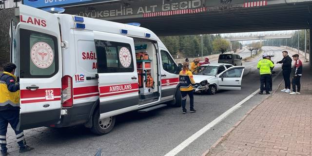 Kayseri'de refüjdeki ağacı kırarak karşı yola geçen otomobildeki yolcu yaralandı