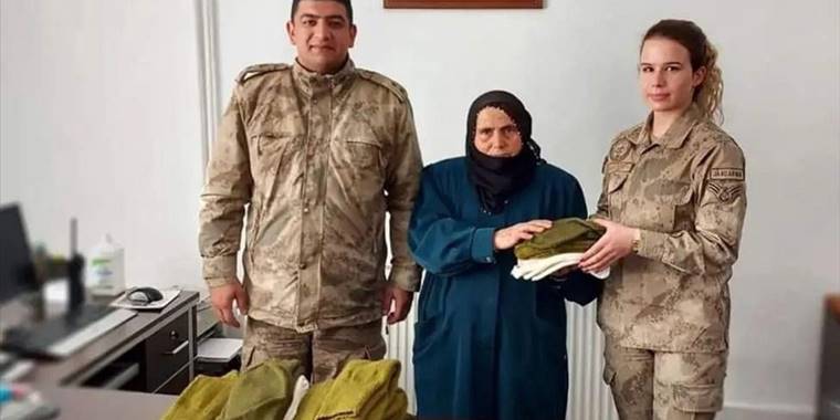 Ordu'da 75 yaşındaki Fatma nine ördüğü çorapları Mehmetçiğe gönderdi