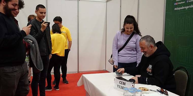 Cem Yılmaz, TÜYAP Kitap Fuarı'nda sevenleriyle bir araya geldi